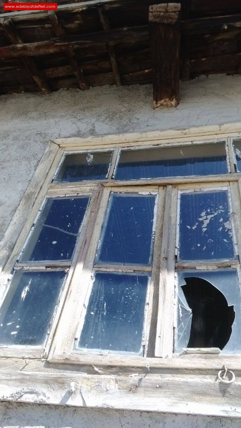 Mavinin kapalı penceresi
