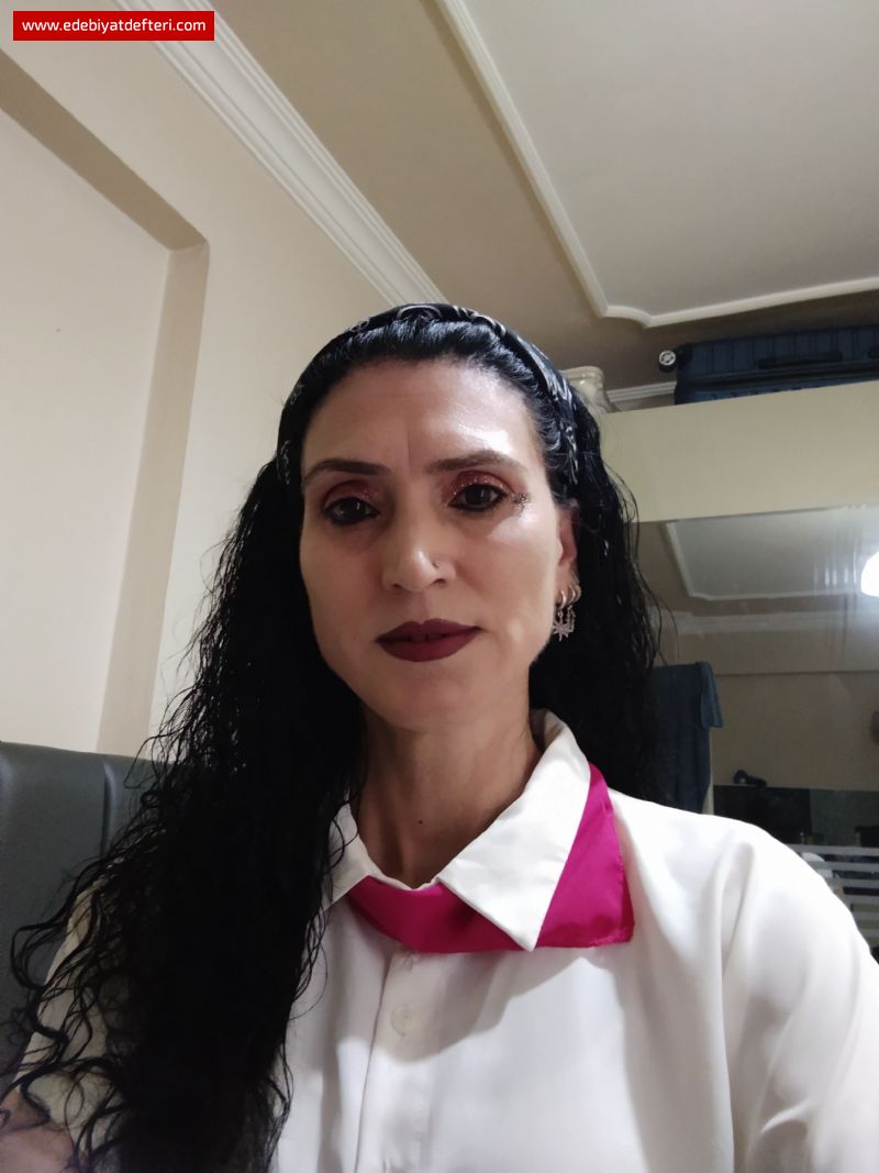 _YÜZSÜZ AYNALARDA KAYIP GİBİ DÖN BİR BAK KENDİNE KAÇ YÜZÜN VARDI SENİN_