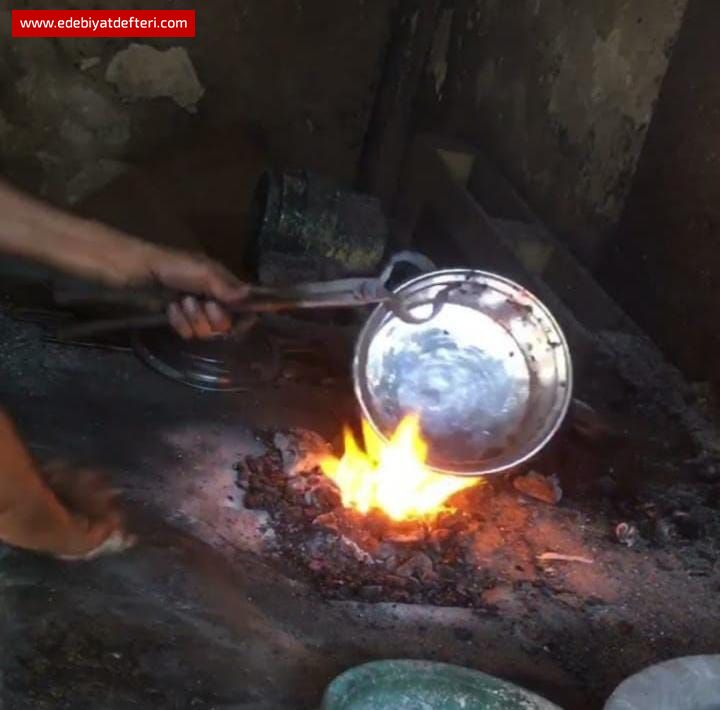 Bakır Rengi Bir Gülüş